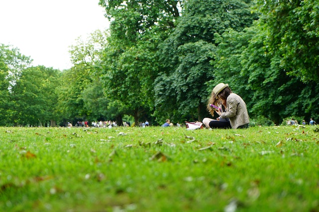 people%20sitting%20in%20park